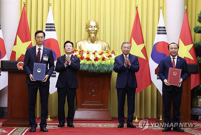 한-베트남, 지식재산 협력 (하노이=연합뉴스) 김도훈 기자 = 김용선 지식재산처장과 부 하이 꾸언 베트남 과학기술부 장관이 22일(현지시간) 하노이 주석궁에서 이재명 대통령과 또 럼 공산당 서기장 겸 국가주석이 임석한 가운데 지식재산 협력 양해각서(MOU) 교환 후기념촬영을 하고 있다. 2026.4.22 superdoo82@yna.co.kr