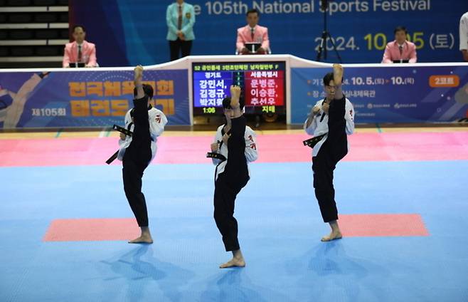 ▲ 지난 2024년 제105회 전국체전에 출전한 포천시청 태권도 선수단이 품새 경연을 펼치고 있다. 선수들의 높은 기량에도 불구하고, 최근 지도자의 음원 미제출로 인한 국대 선발전 실격 사태가 발생하며 시의 부실 행정이 거센 비판을 받고 있다. /인천일보 DB
