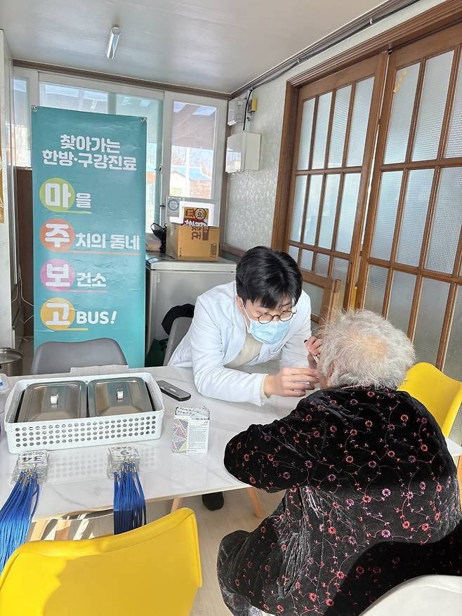 ▲ 여주시 공중 보건의가 어르신의 구강검진을 하고 있다./사진제공=여주시