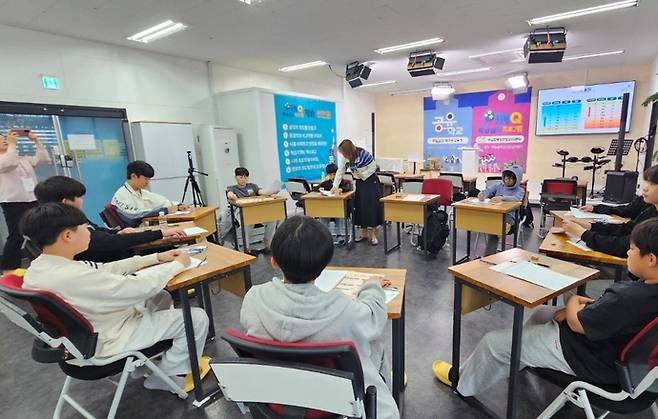 나를 알면 공부가 보인다, 공유학교 INQ 학습심리 공부에 참여하고 있는 학생들 김포교육지원청