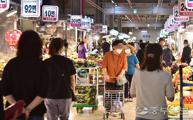 인천 남동구 농수산물시장을 찾은 시민들이 장을 보고 있다.정선식기자