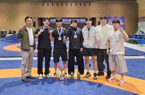 23일 경남 합천군 다목적체육관에서 막을 내린 제4회 헤럴드경제·코리아헤럴드배 전국레슬링대회 일반부 그레코로만형에서 종목우승을 차지한 부천시청 레슬링부가 기념사진을 찍고 있다.