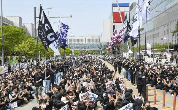 23일 평택시 삼성전자 평택캠퍼스 앞에서 열린 삼성전자 노동조합 공동투쟁본부의 '4·23 투쟁 결의대회'에서 조합원들이 성과급의 투명화 및 상한 폐지를 요구하며 구호를 외치고 있다. 김태완 기자 lift@kihoilbo.co.kr