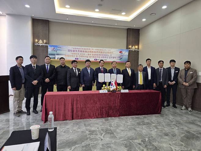 4월 22일 서산 베니키아 호텔에서 열린 서산시 대산항~영성시 석도항 신규 항로 개설 및 활성화를 위한 업무협약 모습(왼쪽부터 이완섭 서산시장, 진칭송 영성화동해운유한공사 총경리)(사진=서산시 제공)