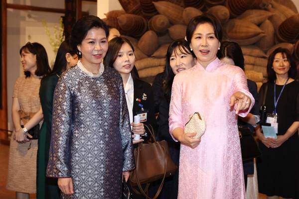 김혜경 여사와 또 럼 베트남 공산당 서기장의 부인 응오 프엉 리 여사가 23일(현지시간) 하노이 민족학 박물관에서 전시물을 관람하고 있다. 연합뉴스