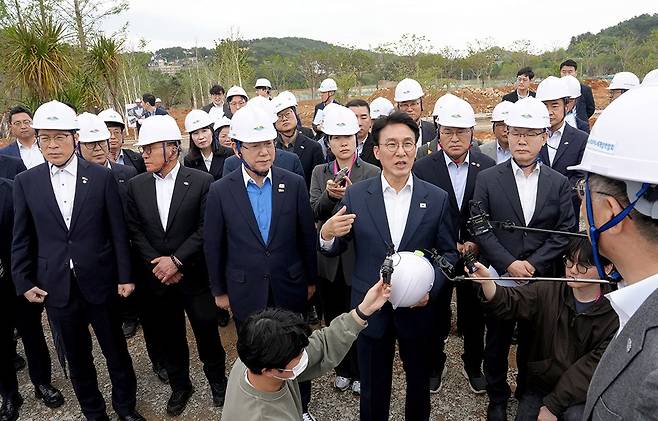 김민석 국무총리와 김영록 전남지사가 23일 2026여수세계섬박람회 진모지구 주행사장 현장에서 주요 시설 추진 상황 등을 점검하고 있다.<전남도 제공>