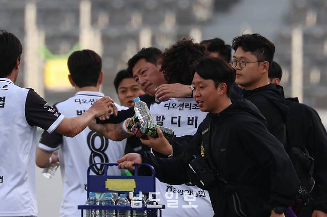 프로축구 K리그2 전남드래곤즈가 안산 원정서 분위기 반등의 기회를 잡을 수 있을지 주목된다. 박동혁 감독(사진 가운데)이 발디비아와 포옹하고 있다./전남드래곤즈 제공