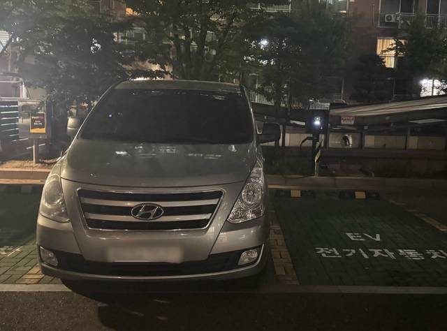 지난 22일 전주시 한 아파트 전기차 충전 구역에 일반 승합차가 주차돼 있다. /이상구 수습기자
