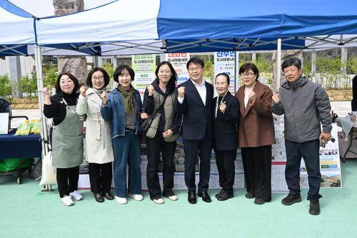 평창지속가능발전협의회(회장:함영예)는 22일 평창강 물환경체험센터에서 임성원 평창군수 직무대행, 박춘희 군의회부의장을 비롯한 주민 및 학생 등 100여 명이 참석한 가운데 기후변화주간(20~24일)을 맞아 ‛2026 지구의 날 환경축제‘를 개최했다.