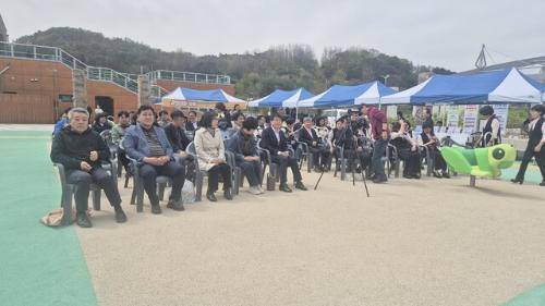 평창지속가능발전협의회(회장:함영예)는 22일 평창강 물환경체험센터에서 임성원 평창군수 직무대행, 박춘희 군의회부의장을 비롯한 주민 및 학생 등 100여 명이 참석한 가운데 기후변화주간(20~24일)을 맞아 ‛2026 지구의 날 환경축제‘를 개최했다.