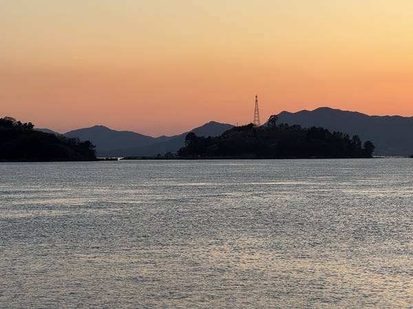 삼천포 박서진길에서 본 늑도와 신도(오른쪽 섬)가 보이는 노을. /이서후 기자