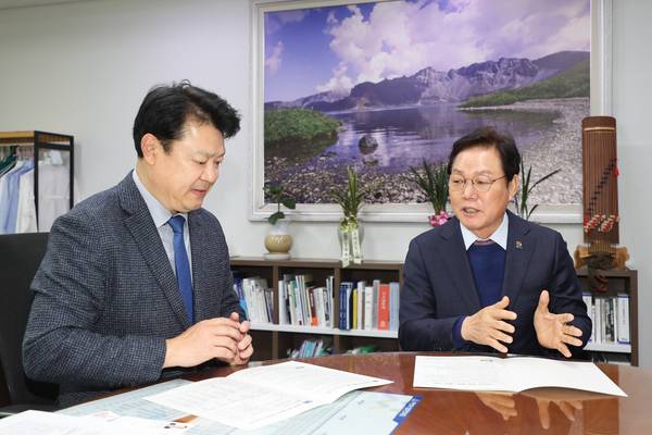 박완수 경남도지사가 2025년 12월 2일 국회에서 복기왕 더불어민주당 국토교통위 간사를 만나 남해안권 발전 특별법과 우주항공복합도시 건설 특별법 필요성을 설명하고 있다. /경남도