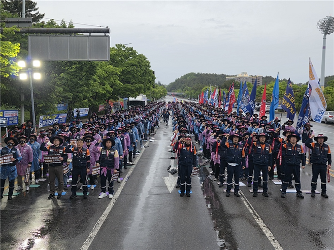 ▲ 포스코노동조합은 지난 7일 포스코가 협력사 직원 7천여명을 직고용하겠다는 발표와 관련 강력 반발하고 나섰다. 사진은 지난 22일 광양제철소 앞에서 열린 공정가치결의대회 모습.