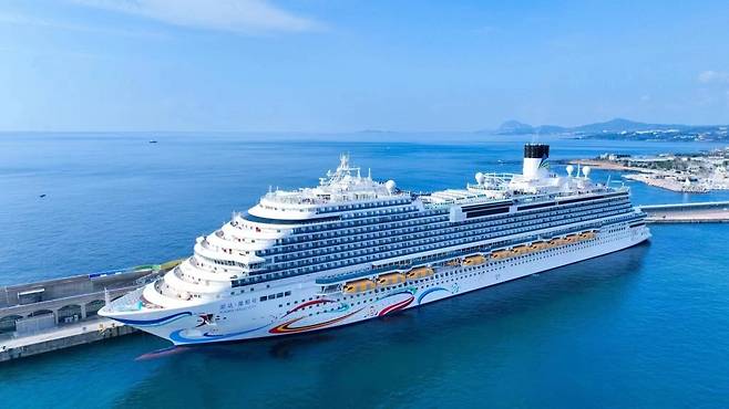 지난해 5월 준모항으로 지정된 서귀포시 강정항에 기항한 13만6000톤급 '아도라 매직시티호' 전경.