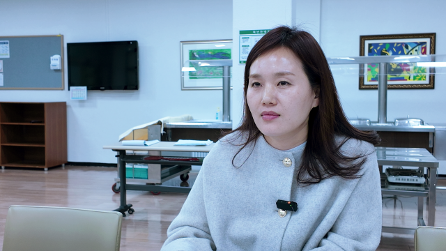 강태재 경기푸른미래관 영양사가 지난 9일 아주경제 탐사보도팀과 만나 편의점 도시락 영양 성분을 분석하고 있다. [사진=김민재 기자]