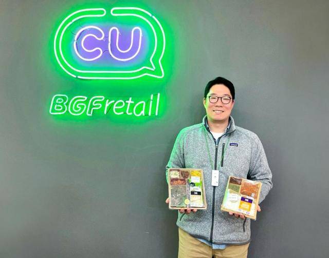 전하윤 BGF리테일 간편식품팀 수석이 지난 9일 아주경제 탐사보도팀과 편의점 도시락에 대해 인터뷰한 후 기념촬영하고 있다.[사진=BGF리테일]