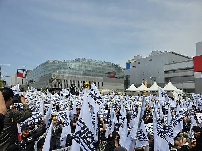 삼성전자 노조원 3만9000여명이 23일 오전 평택캠퍼스 사무복합동과 사무3동 사이 왕복 8차선 도로에서 투쟁 결의대회를 하고 있다. /사진: 이근우 기자