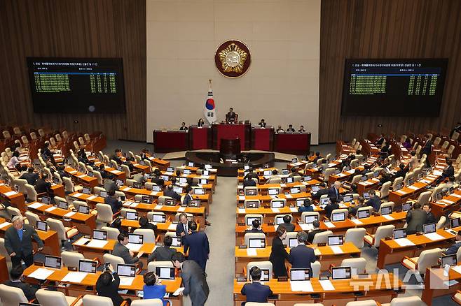 23일 서울 여의도 국회에서 열린 제434회국회(임시회) 제7차 본회의에서 진실화해를 위한 과거사정리위원회 이호중 등 위원 10인 및 김남주 국민권익위원 선출안 등이 가결되고 있다. /제공=뉴시스