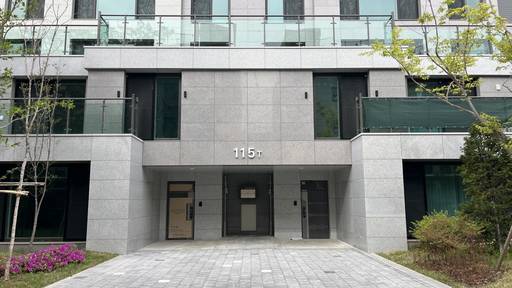 '수원성 중흥S-클래스' 단지 내 테라스 세대 별도 출입구/성채리 인턴기자
