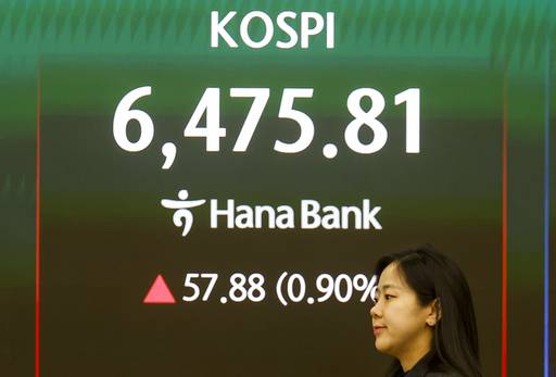 23일 서울 중구 하나은행 딜링룸에서 직원들이 업무를 보고 있다. /뉴시스