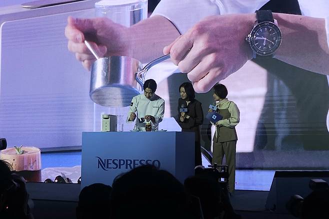 23일 네스프레소가 성수동에서 연 ‘네스프레소 버츄오월드 미디어 데이’에서 스타 셰프 손종원과 글로벌 앰배서더 배우 김고은 등이 디저트 시연을 보이고 있다.(사진=정영인 기자 oin@)