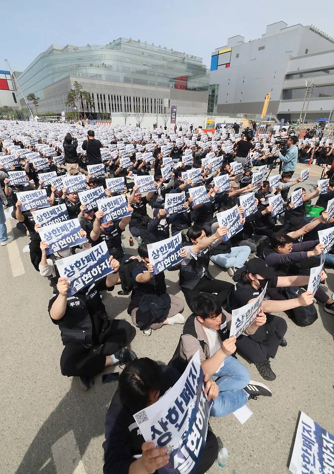 23일 경기 평택시 삼성전자 평택캠퍼스 앞에서 삼성전자 노동조합 공동투쟁본부 조합원들이 투쟁결의대회를 갖고 있다. 신태현 기자 holjjak@(이투데이DB)