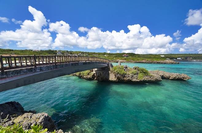 미야코지마는 오키나와 나하에서 남서쪽으로 약 300㎞ 떨어진 곳에 위치한 부속섬으로 깨끗한 바다 등 자연환경이 잘 보존된 지역으로 손꼽힌다. 사진은 미야코지마 이무갸 마린가든(임갸마린가든). / 트립닷컴