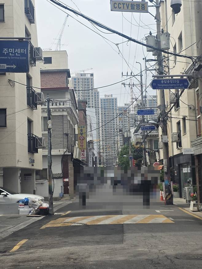 ▲서울 성동구 용답동 일대에서 최근 3년 사이 들어선 신축 빌라와 노후 주택이 뒤섞여 있는 가운데, 배후로는 주택재개발정비사업으로 추진 중인 고층 아파트가 공사 중인 모습이 포착된다. 사진=장혜원 기자