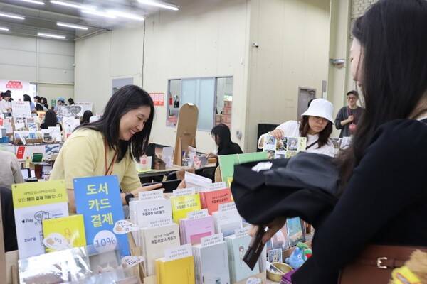 북페어에서 독자들과 소통하는 김지선 대표 [사진= 김호이 기자]