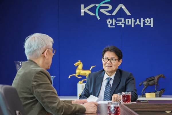 마사회장실에서 인터뷰하고 있는 우희종 신임 한국마사회장. 사진 이필재