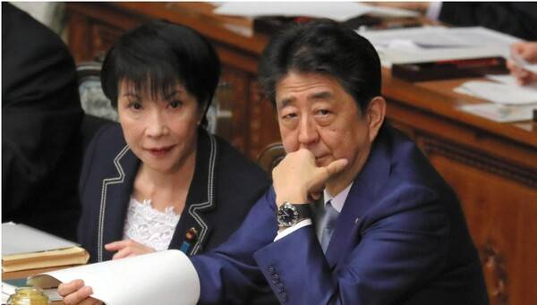 2020년 2월, 당시 아베 신조 내각의 총무상이었던 다카이치 현 총리가 아베 신조 당시 총리와 함께 중의원 본회의장에서 의원들의 질의를 듣고 있는 모습.&nbsp; 아사히신문 4월 21일