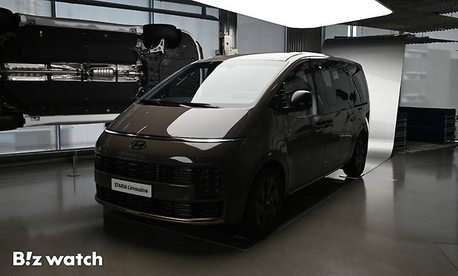 현대자동차가 21일 서울 현대모터스튜디오에서 대표 다목적 차량(MPV) '더 뉴 스타리아'의 전동화 모델인 '더 뉴 스타리아 일렉트릭'과 최상위 고급 모델 '더 뉴 스타리아 리무진'을 공개하고 있다. 출시는 23일 이다./사진=이명근 기자 qwe123@