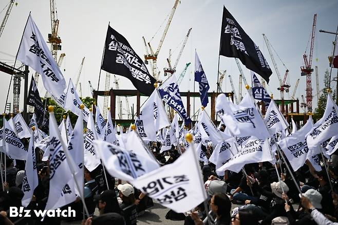 23일 경기 평택시 삼성전자 평택캠퍼스 앞에서 삼성전자 노동조합 공동투쟁본부의 '투명하게 바꾸고, 상한폐지 실현하자' 투쟁 결의대회가 열리고 있다./사진=이명근 기자 qwe123@