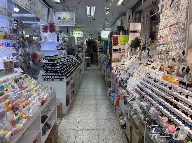 방산시장 내 향료 상점 복도에는 오가는 손님 없이 적막감만 감돌았다. ⓒ 뉴스1 신민경 기자