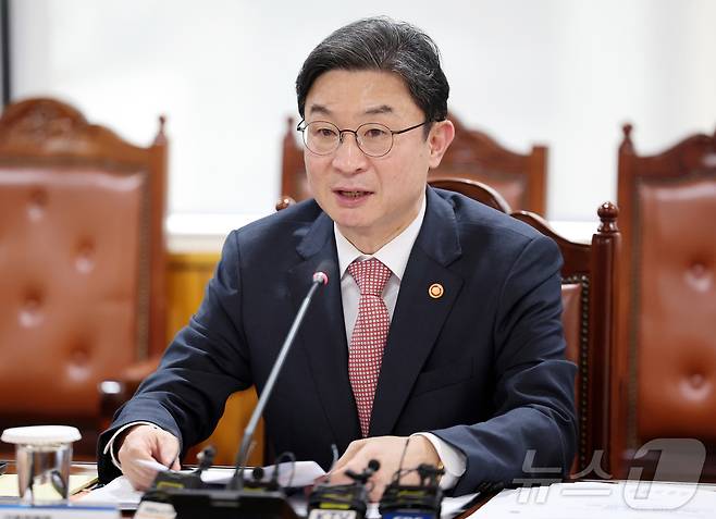 이억원 금융위원장이 16일 서울 중구 은행회관에서 열린 제5차 생산적금융 대전환 회의에 참석해 모두발언을 하고 있다. 2026.4.16 ⓒ 뉴스1 김진환 기자