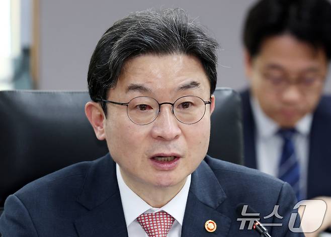 이억원 금융위원장이 17일 오후 서울 종로구 세종대로 정부서울청사에서 열린 제3차 중동상황 피해업종 관련 산업ㆍ금융권 간담회(철강)에서 모두 발언을 하고 있다. 2026.4.17 ⓒ 뉴스1 김명섭 기자