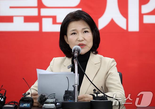 국민의힘 대구시장 경선에서 공천 배제(컷오프)된 이진숙 전 방송통신위원장이 14일 오후 대구 수성구 국민의힘 대구시당에서 기자회견을 하고 있다. 2026.4.14 ⓒ 뉴스1 공정식 기자