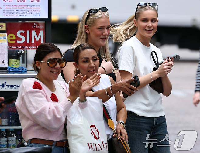 외국인관광객들이 16일 오후 서울 중구 명동거리를 걷고 있다. 이날 문화체육관광부에 따르면 올해 1분기(1~3월) 방한 외국인 관광객은 약 476만 명으로 지난해 같은 기간보다 23% 증가해 역대 최대 실적을 기록했다. 특히 BTS 광화문 공연이 있었던 3월 한 달간 200만 명 넘는 외래객이 몰리며 월별 기준 최대치를 경신하는 등 방한 관광 시장이 회복세를 넘어 성장 가도로 진입했다. 2026.4.16 ⓒ 뉴스1 구윤성 기자