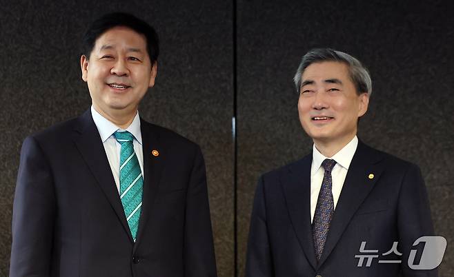 구윤철 경제부총리 겸 재정경제부 장관과 신현송 한국은행 총재(오른쪽)가 23일 오전 서울 중구 은행회관에서 열린 조찬회동에 앞서 취재진 질문에 답변하고 있다. 2026.4.23/뉴스1