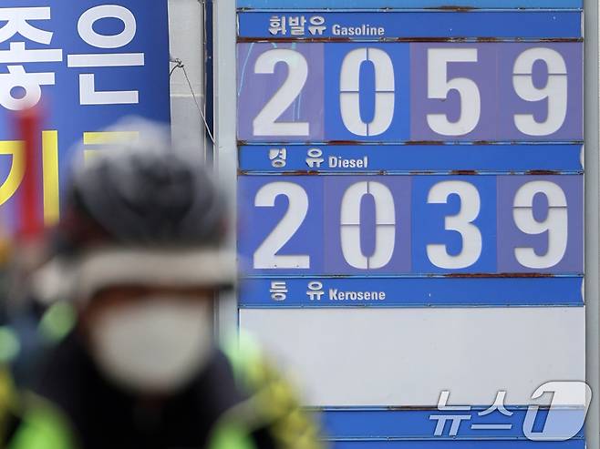 22일 서울시내 한 주유소에 휘발유와 경유 가격이 표시되어 있다.  2026.4.22 ⓒ 뉴스1 황기선 기자