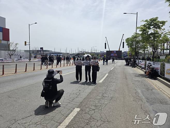 23일 경기 평택시 고덕동 삼성전자 평택캠퍼스에서 열린 삼성전자 노동조합 공동투쟁본부 '4·23 투쟁 결의대회'에서 조합원들이 기념 촬영을 하고 있다. 2026.4.23 ⓒ 뉴스1 박기범 기자