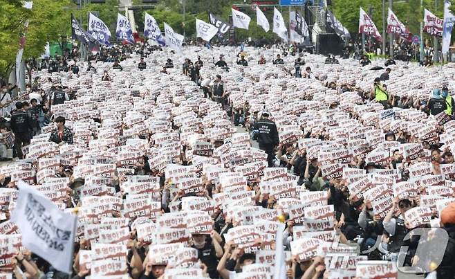 23일 경기 평택시 고덕동 삼성전자 평택캠퍼스에서 열린 삼성전자 노동조합 공동투쟁본부 '4·23 투쟁 결의대회'에서 조합원들이 구호를 외치고 있다. 2026.4.23/뉴스1 김영운 기자