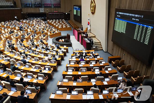 23일 서울 여의도 국회에서 열린 제434회 국회(임시회) 제7차 본회의에서 진실·화해를위한과거사정리위원회 위원(이호중) 선출안 등 11건이 가결되고 있다. 2026.4.23 ⓒ 뉴스1 유승관 기자