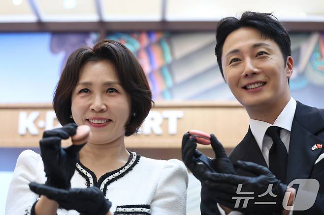 이재명 대통령과 베트남을 국빈 방문 중인 김혜경 여사가 23일(현지시간) 하노이 롯데몰에서 열린 K문화관광대전에서 배우 정일우와 직접 만든 마카롱을 들어보이고 있다. 2026.4.23 ⓒ 뉴스1 이재명 기자