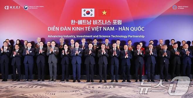 베트남을 국빈 방문 중인 이재명 대통령과 레 민 흥 총리가 23일(현지시간) 하노이의 한 호텔에서 열린 한-베트남 기업인 사전 간담회에서 참석자들과 기념촬영을 하고 있다. 2026.4.23 ⓒ 뉴스1 이재명 기자