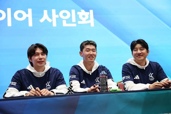 지난 22일 HD현대 GRC 아산홀에서 열린 유소년 멘토링 프로그램 ‘드림플레이어’ 발대식에서 멘토인 임상협, 신세계, 박주호(왼쪽부터)가 사인회를 열고 있다. 사진 | 한국프로축구연맹