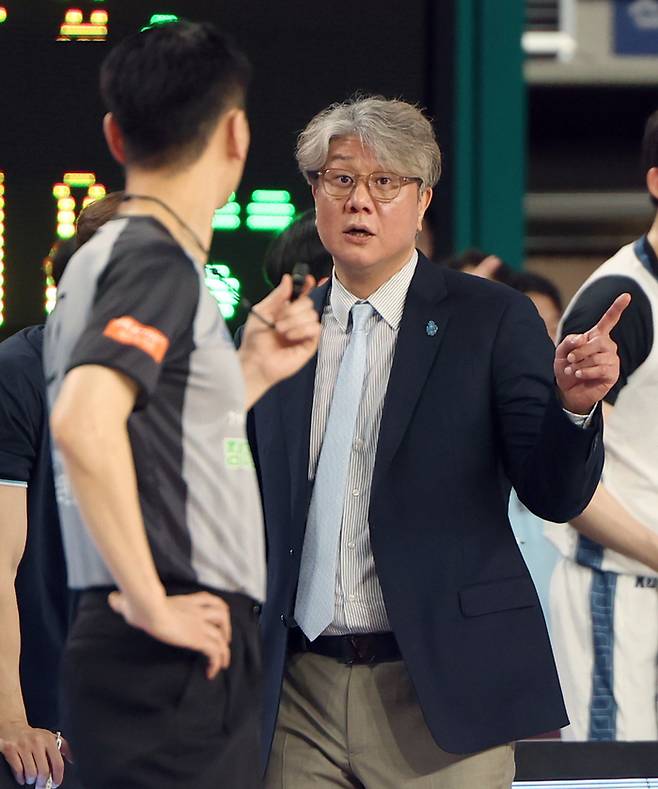 23일 경남 창원체육관에서 열린 KBL 2025-2026 LG전자 프로농구 4강 플레이오프(PO) 1차전 창원 LG 세이커스와 고양 소노 스카이거너스 경기. 소노 손창환 감독이 심판과 대화하고 있다. 사진 | 창원=연합뉴스