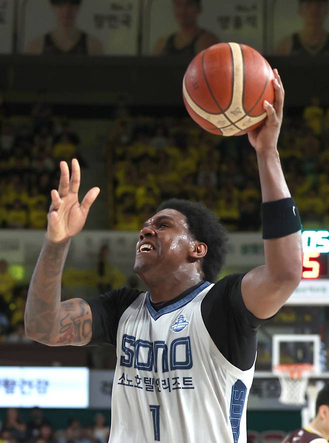 23일 경남 창원체육관에서 열린 KBL 2025-2026 LG전자 프로농구 4강 플레이오프(PO) 1차전 창원 LG 세이커스와 고양 소노 스카이거너스 경기. 소노 네이던 나이트가 슛하고 있다. 사진 | 창원=연합뉴스
