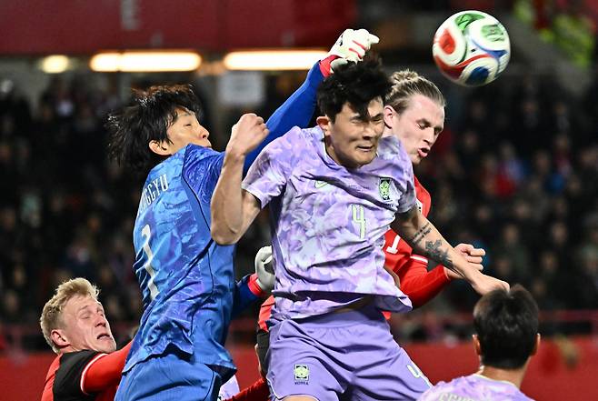 Austria's forward #21 Patrick Wimmer (R) vies for the ball with South Korea's goalkeeper #01 Kim Seung-gyu (L) and South Korea's defender #04 Kim Min-jae (C) vie for the ball during a friendly football match between Austria and South Korea in Vienna, Austria, on March 31, 2026. (Photo by Joe Klamar / AFP)







<저작권자(c) 연합뉴스, 무단 전재-재배포, AI 학습 및 활용 금지>