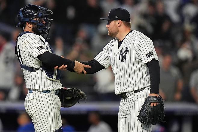 New York Yankees pitcher David Bednar, right, celebrates with catcher Austin Wells after a baseball game against the Kansas City Royals Friday, April 17, 2026, in New York. (AP Photo/Frank Franklin II)







<저작권자(c) 연합뉴스, 무단 전재-재배포, AI 학습 및 활용 금지>